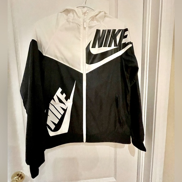Nike Junior (L) Black & White Windbreaker Jacket - Picture 1 of 10